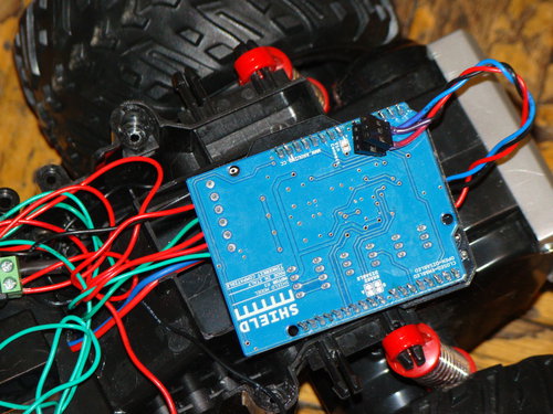 Arduino Motor Shield с перепиленной перемычкой и самодельным ICSP коннектором