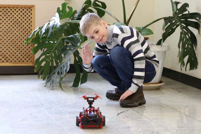 Робот и юный инженер